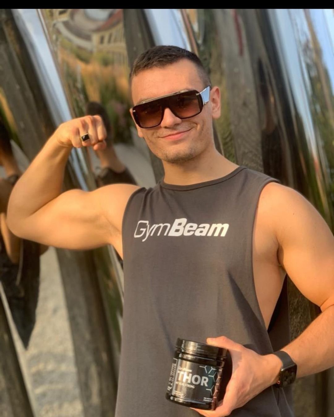 Conan Kaźmierski pokazuje biceps