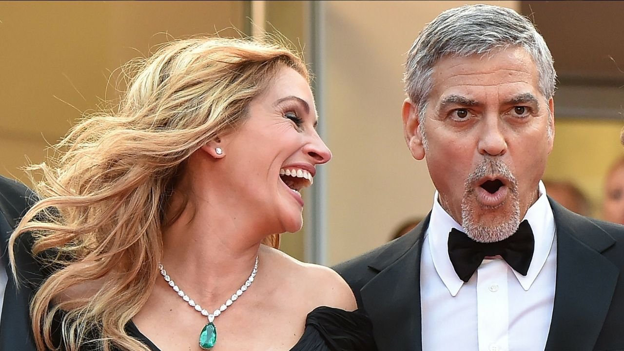Julia Roberts w szałowym różu i George Clooney w srebrzystej szarości razem na premierze filmu. Jak oni na siebie patrzą!