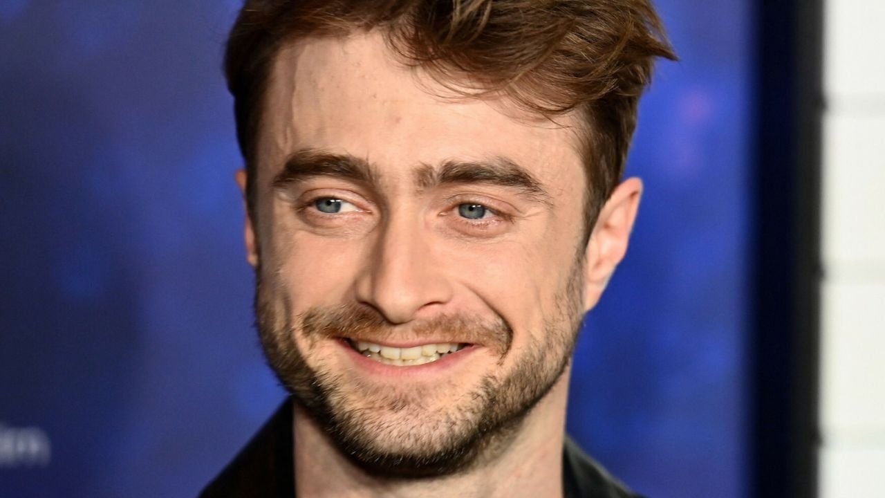 Daniel Radcliffe zagrał znanego komika. Do roli musiał się bardzo zmienić. Na tym filmie popłaczemy się ze śmiechu!