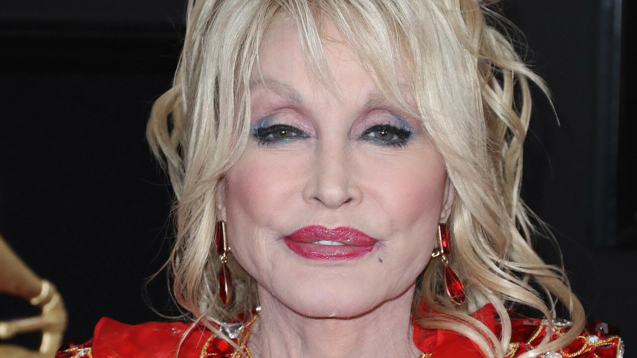 76-letnia Dolly Parton odsłania nóżkę w szpilkach na czerwonym dywanie. Czy ona się nie starzeje?!