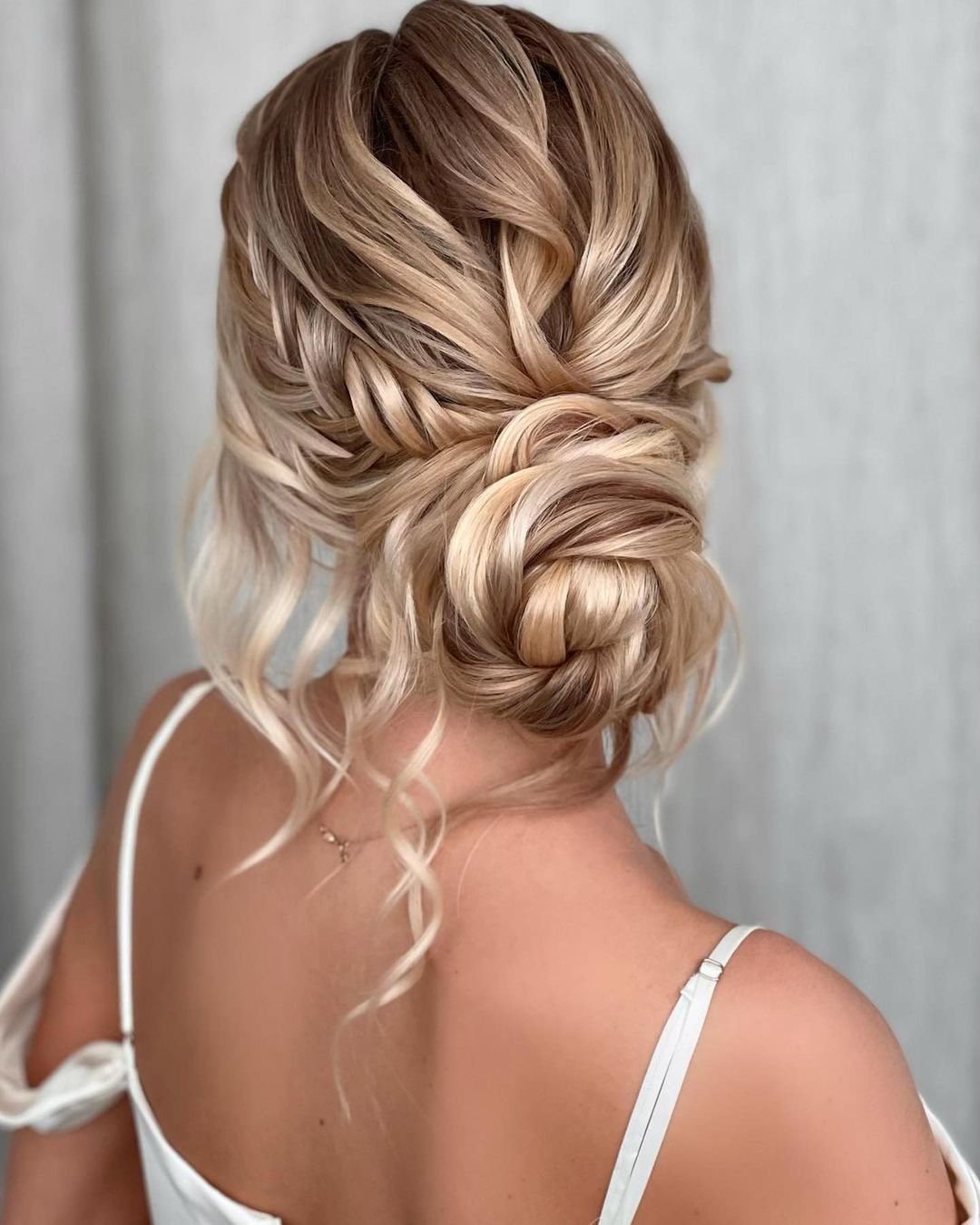 fryzura ślubna na blond włosach
