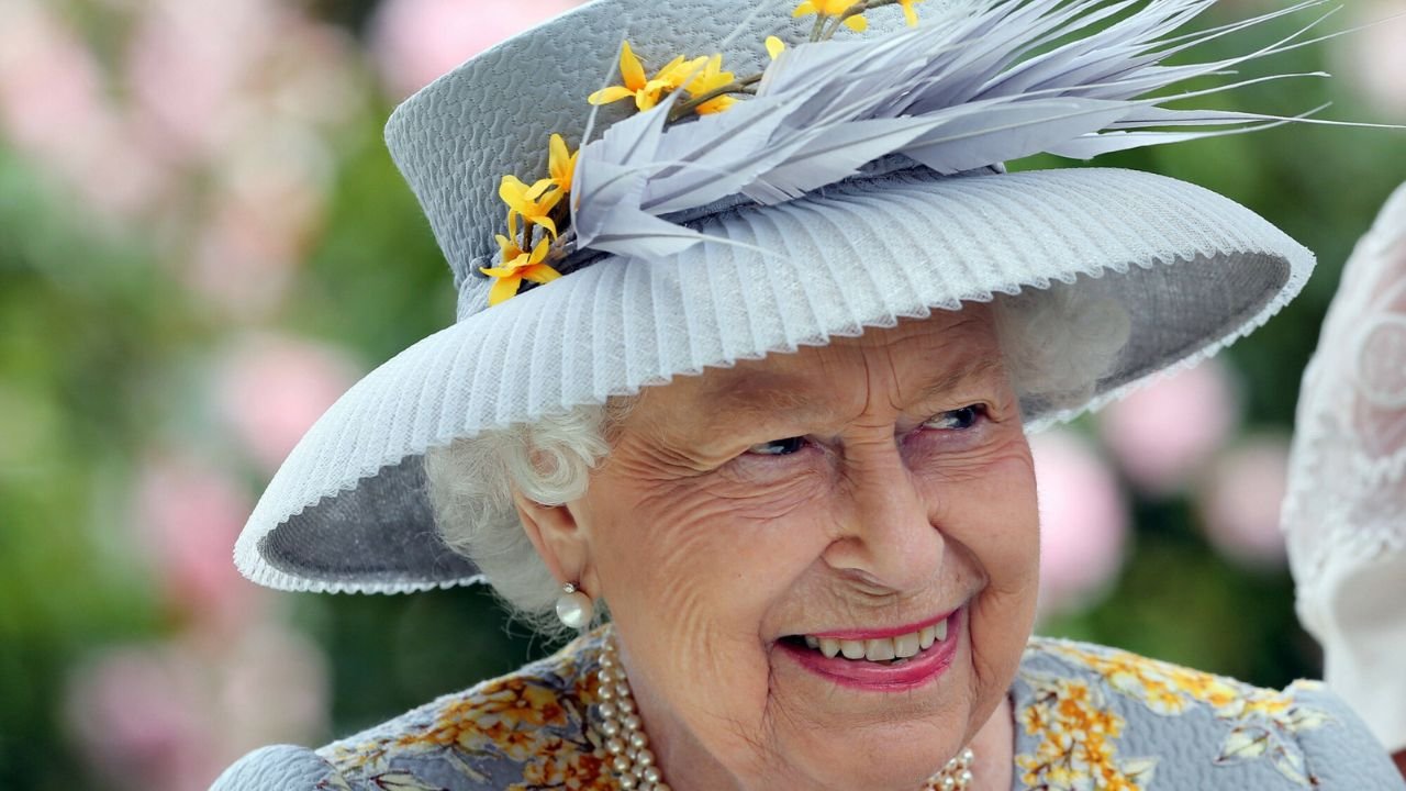Królowa Elżbieta II walczyła z rakiem? Smutne informacje o bolesnej chorobie monarchini