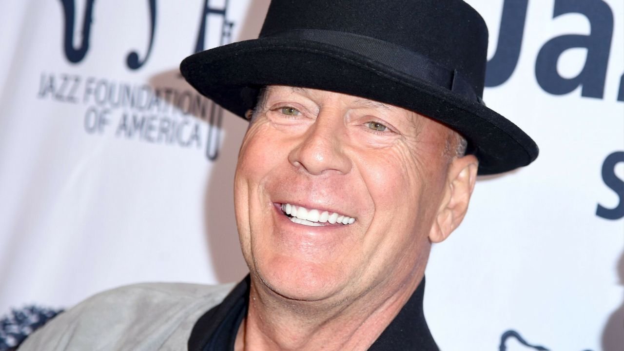 Bruce Willis zapozował ze wszystkimi swoimi żonami, pięcioma córkami i psem!