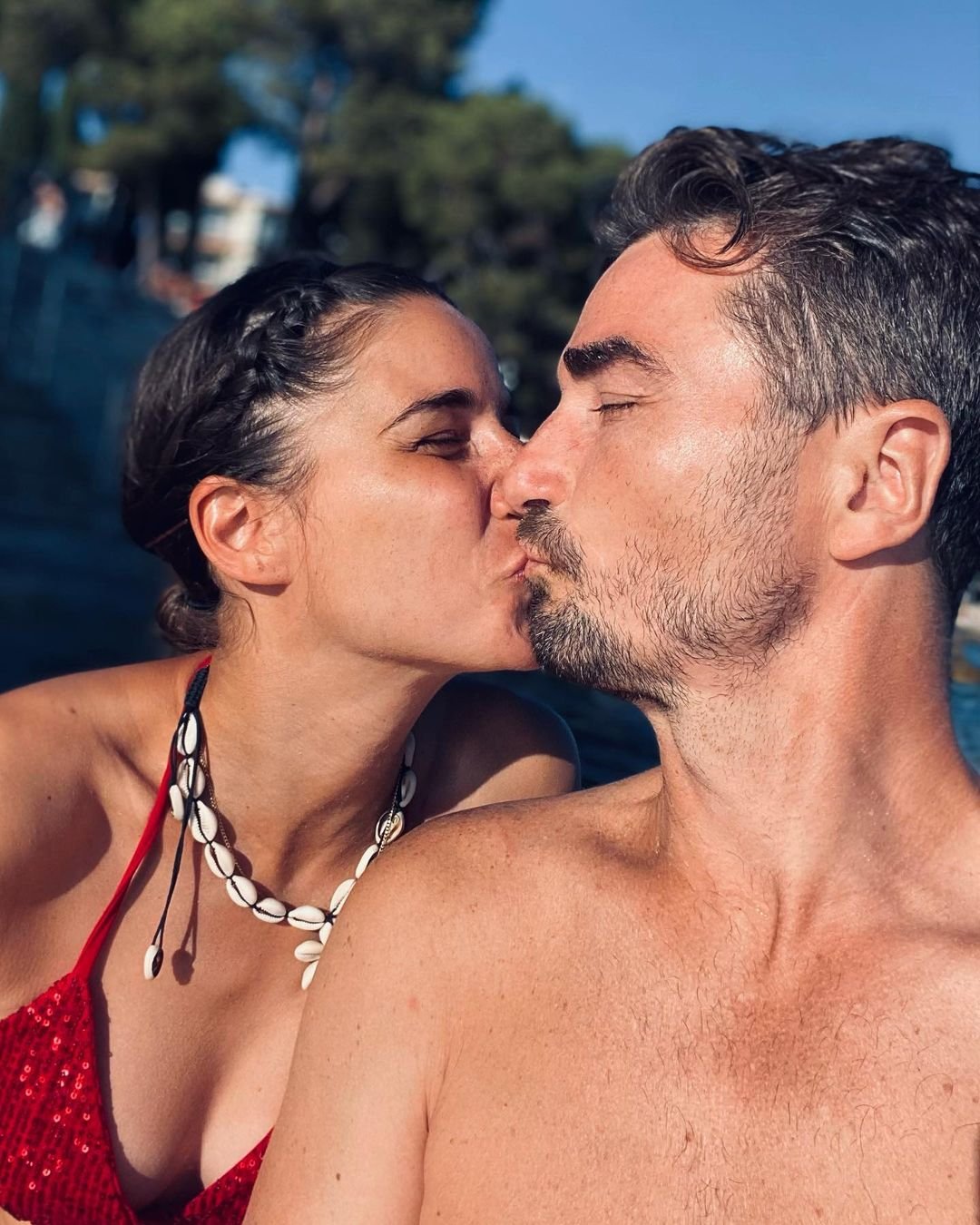 Lena i Jan Klimentovie całujący się na słonecznych wakacjach