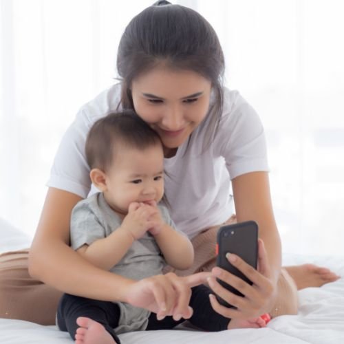Mama z małym dzieckiem przy telefonie