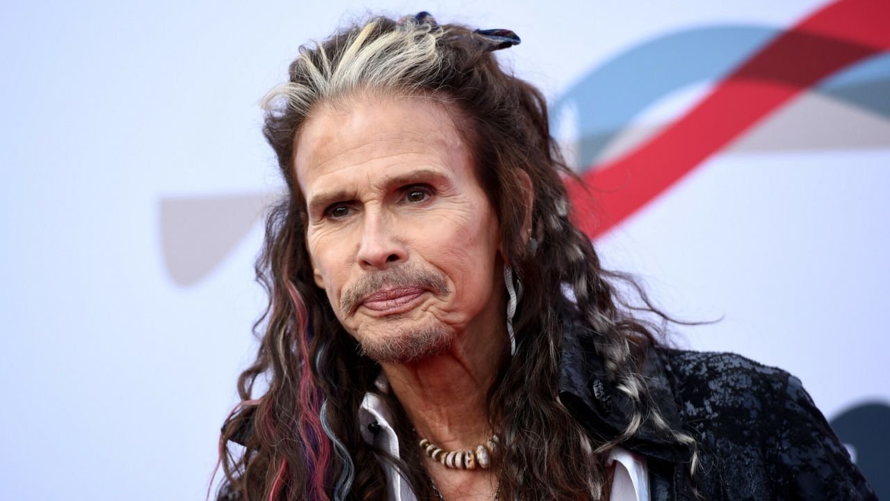 Steven Tyler z Aerosmith cierpi na tajemniczą chorobę. Lekarz zabronił mu koncertować!