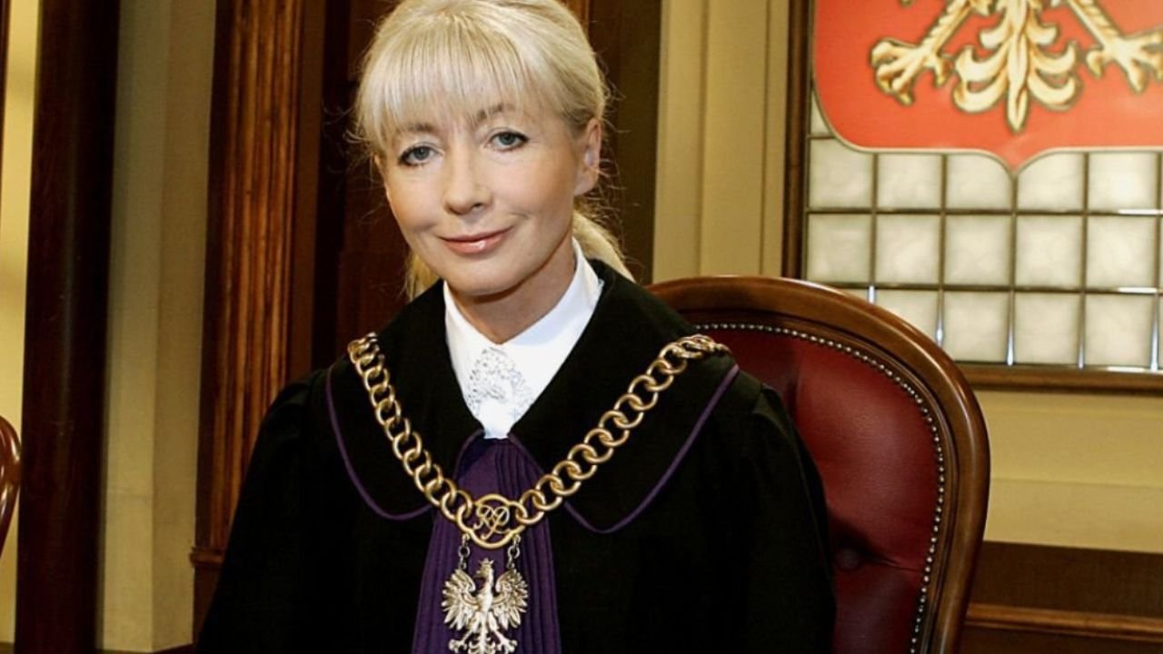 Sędzia Anna Maria Wesołowska w todze na sali sądowej