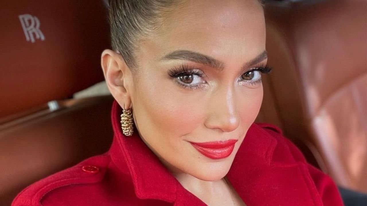 Jennifer Lopez bez makijażu na przymiarce u polskiej projektantki. Suknia zjawiskowa, a JLo?