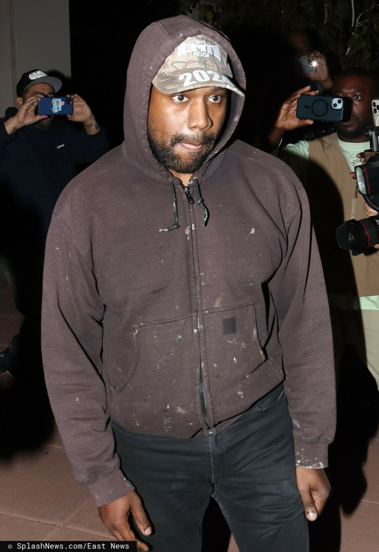 Kanye West w czapce z daszkiem i poplamionej bluzie