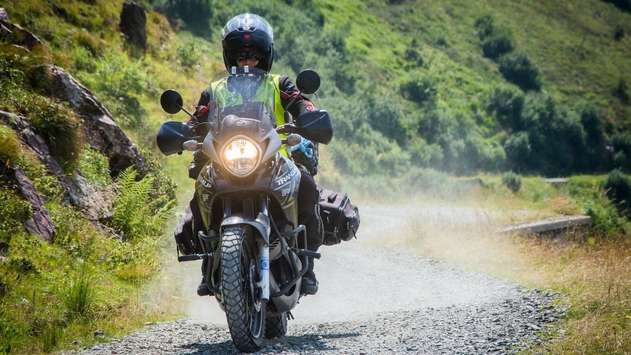 mężczyzna na motocyklu