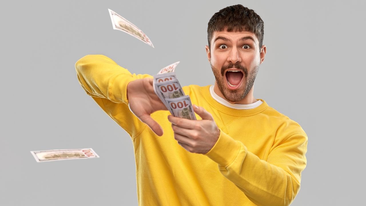 mężczyzna w żółtej bluzie