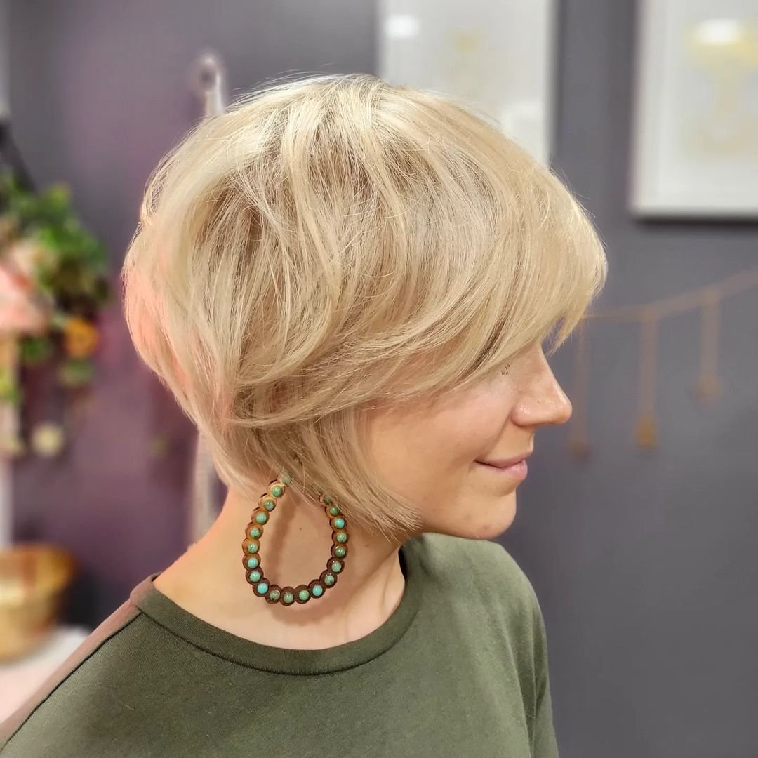 kobieta w pixie bob