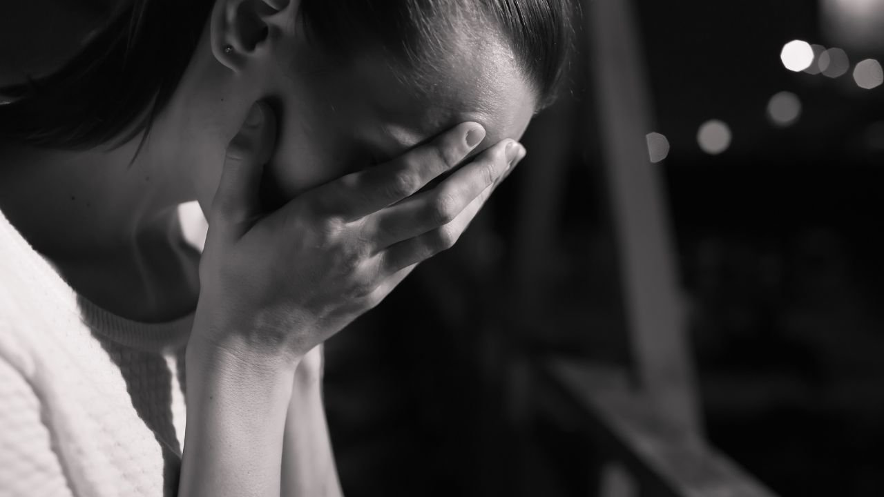 czarno-białe zdjęcie płaczącej kobiety