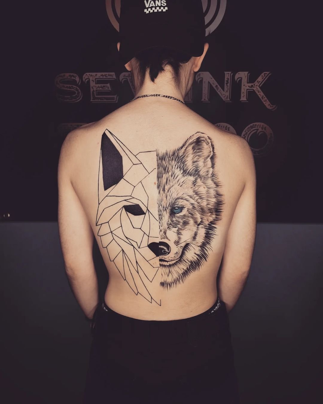 wilk plecy tatuaż