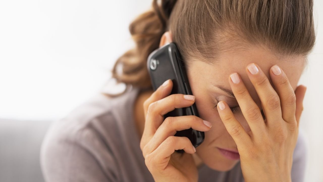 Załamana kobieta rozmawia przez telefon