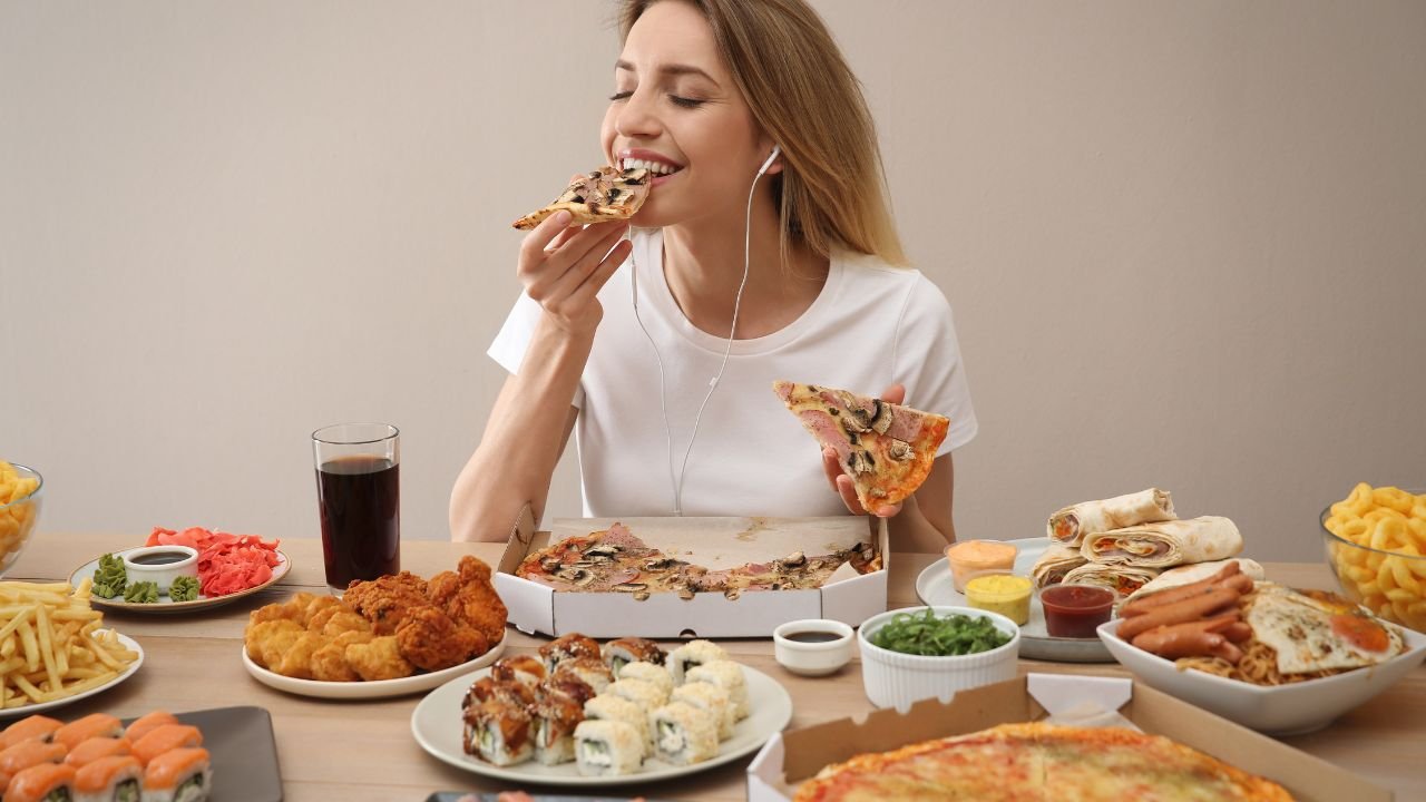 dziewczyna objada się pizzą