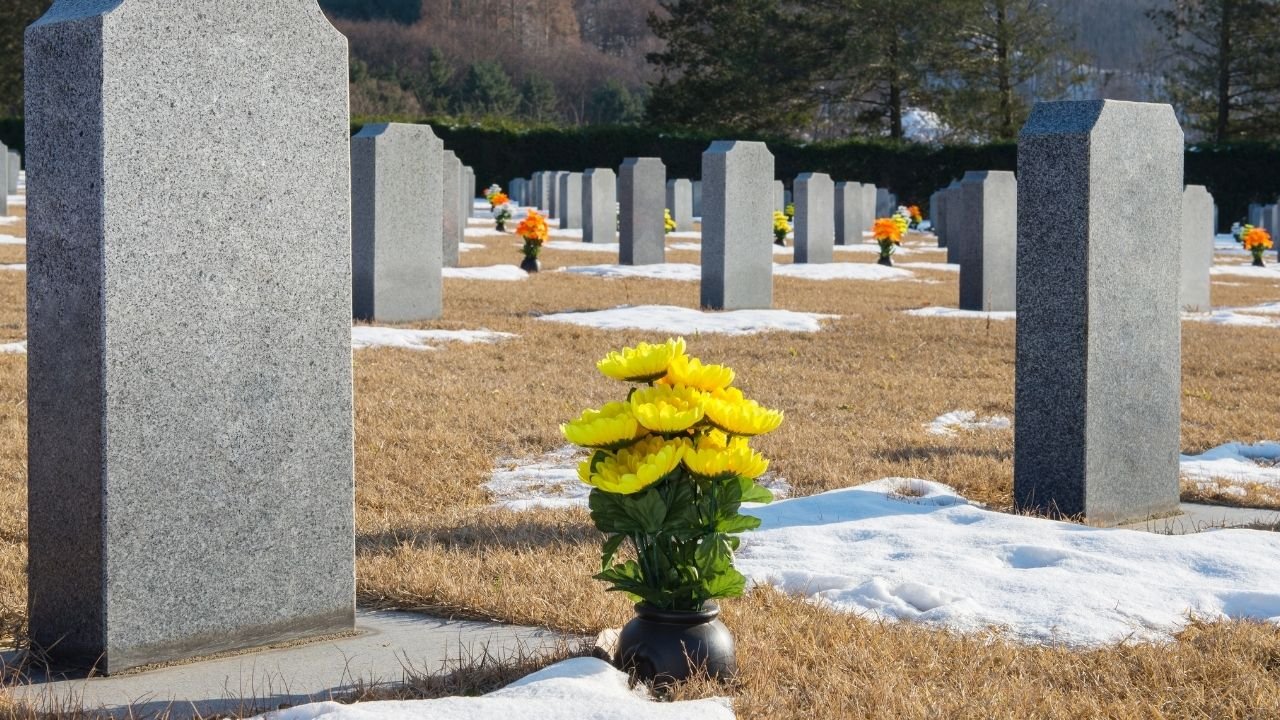 bukiet żółtych kwiatów na cmentarzu