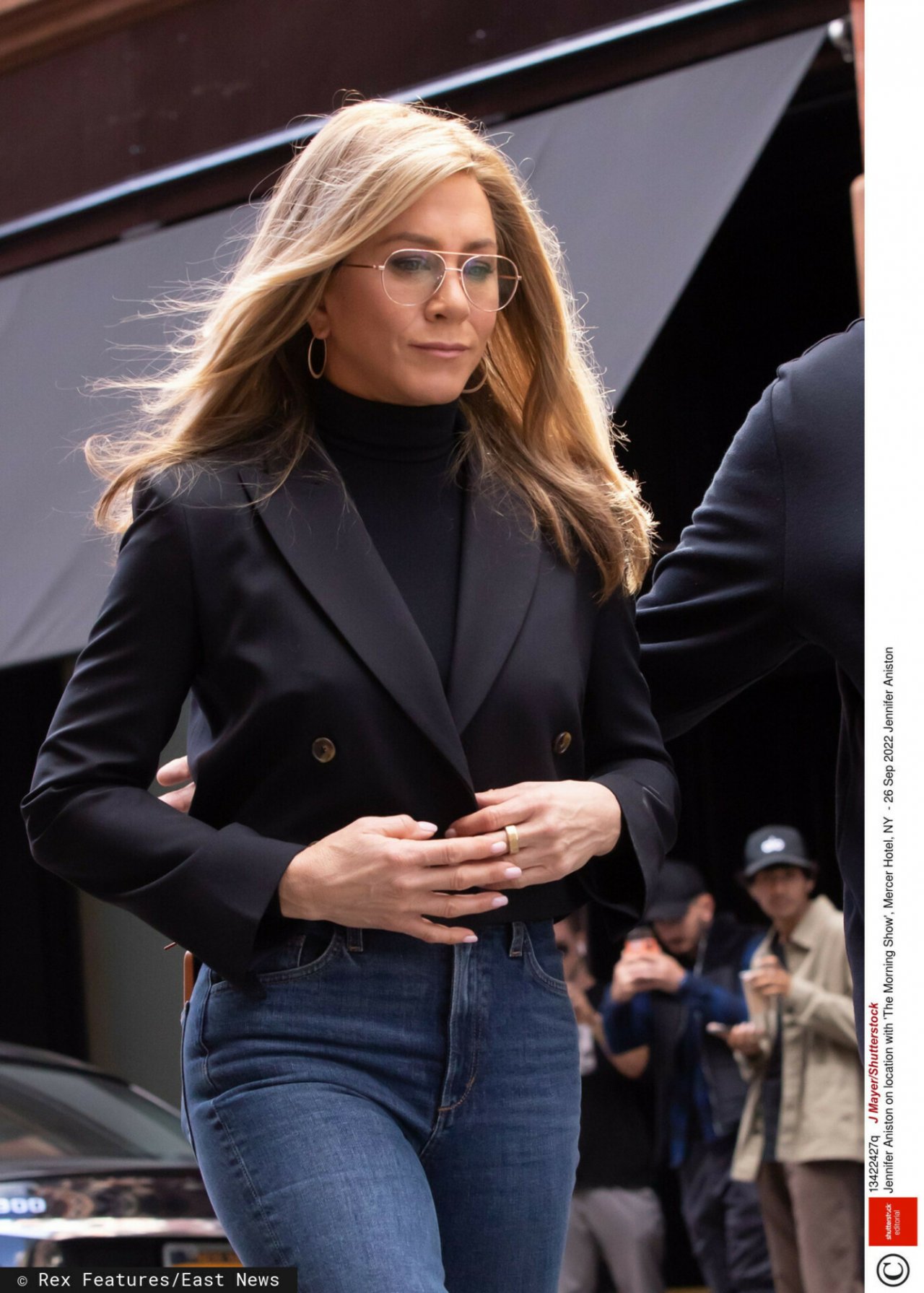 Jennifer Aniston w czarnym garniturze
