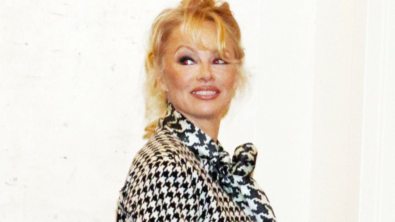 Pamela Anderson zrezygnowała z makijażu. Powód wyciska łzy z oczu!
