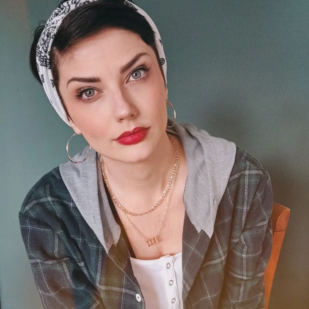 kobieta w pixie cut przewiązanej apaszką