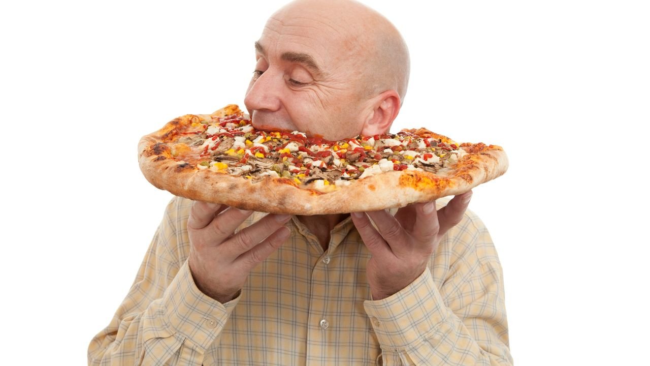 Mężczyzna je pizzę