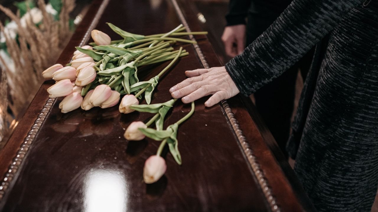 Trumna a na niej tulipany