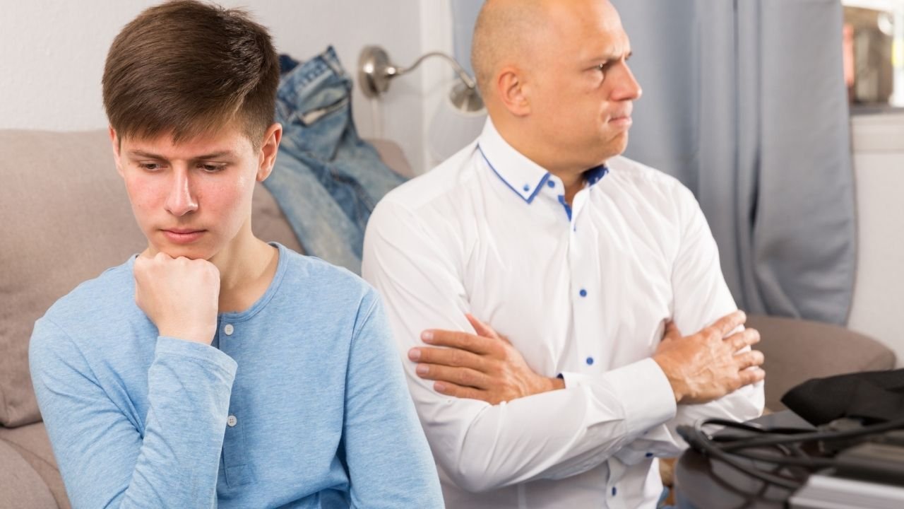 "Mój nastoletni syn oznajmił, że jest niebinarny. Mąż chce wyrzucić go z domu"