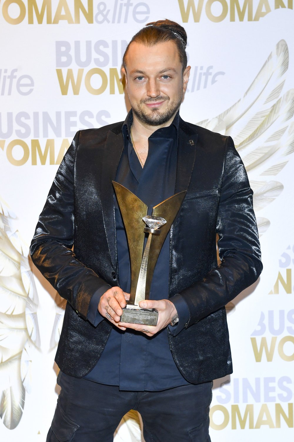 Baron ze statuetką w marynarce