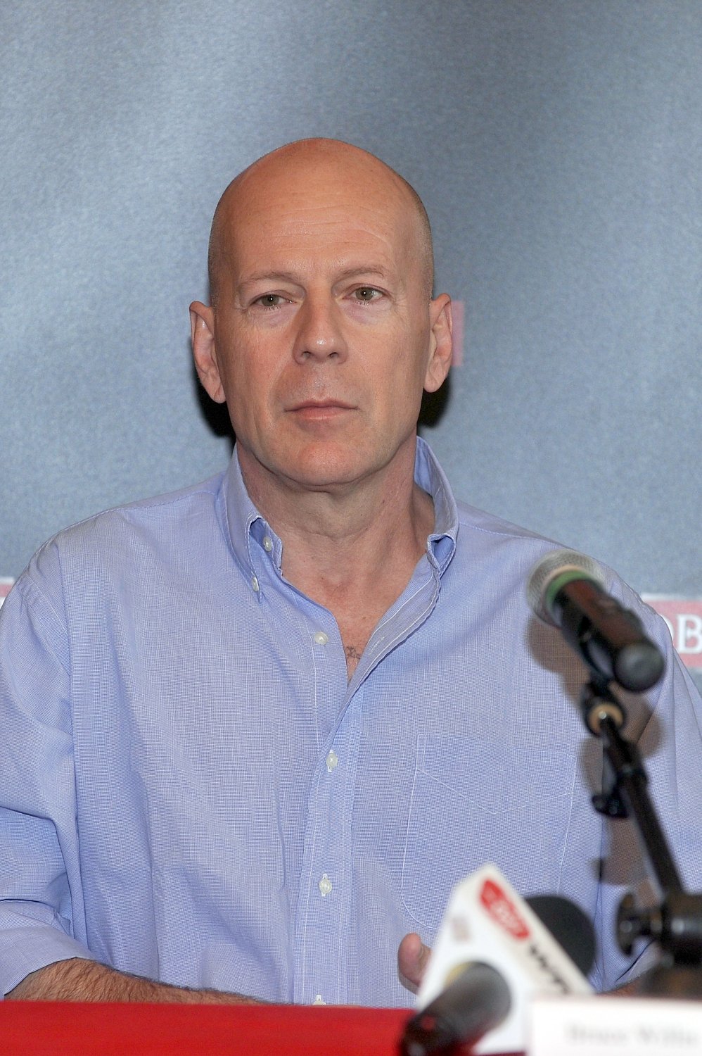 Bruce Willis w niebieskiej koszuli