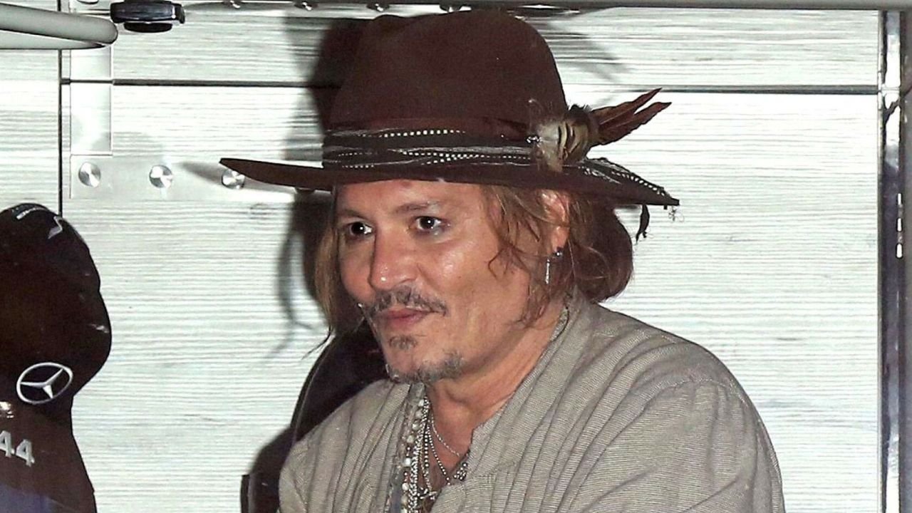 Johnny Depp nieoczekiwanie odwiedził angielski sklep z antykami. Przyleciał helikopterem, ale właściciel zapewnia, że aktor "mocno stąpa po ziemi"