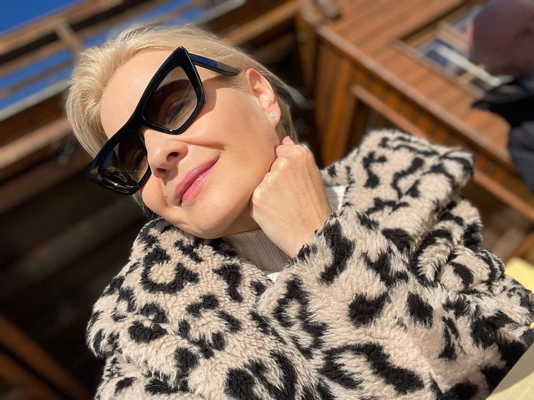 Małgorzata Kożuchowska w futrze w panterkę i okularach przeciwsłonecznych