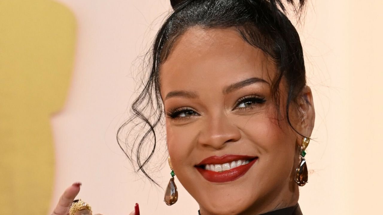 Oscary 2023: ciężarna Rihanna znów w kusych przeźroczystych stylizacjach! Oj, wie, jak wyeksponować swe kształty