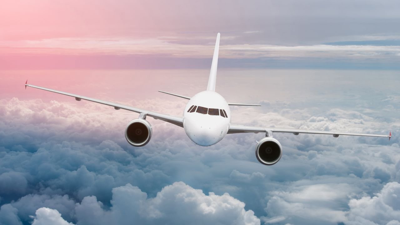 Pękła szyba w samolocie Ryanair. Pasażer wyssany przez okno, świadek przerywa milczenie