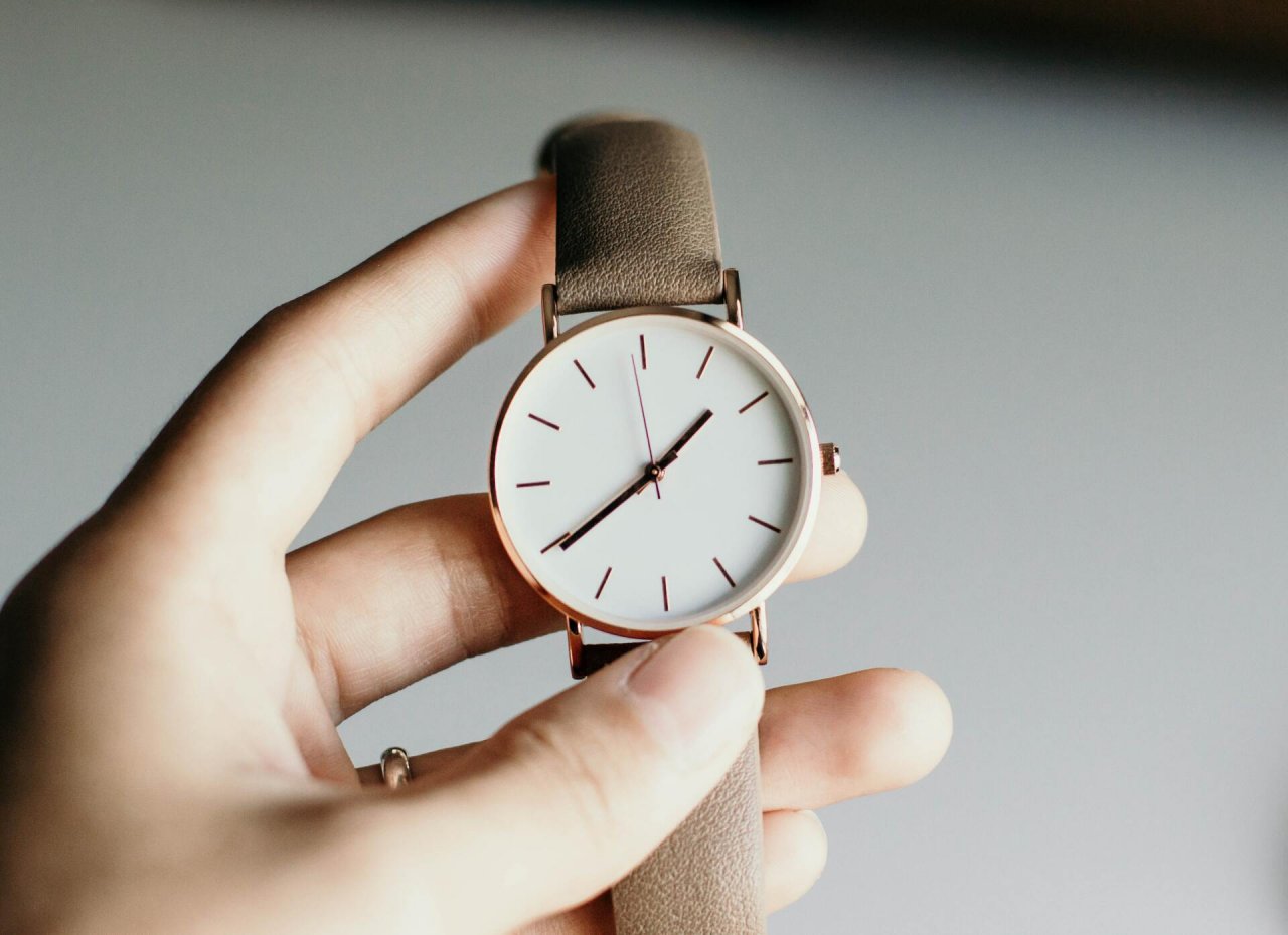 Elegancki zegarek trzymany w  dłoni