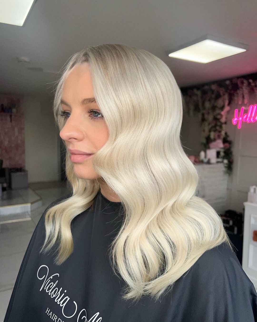 kobieta w blond falowanych włosach