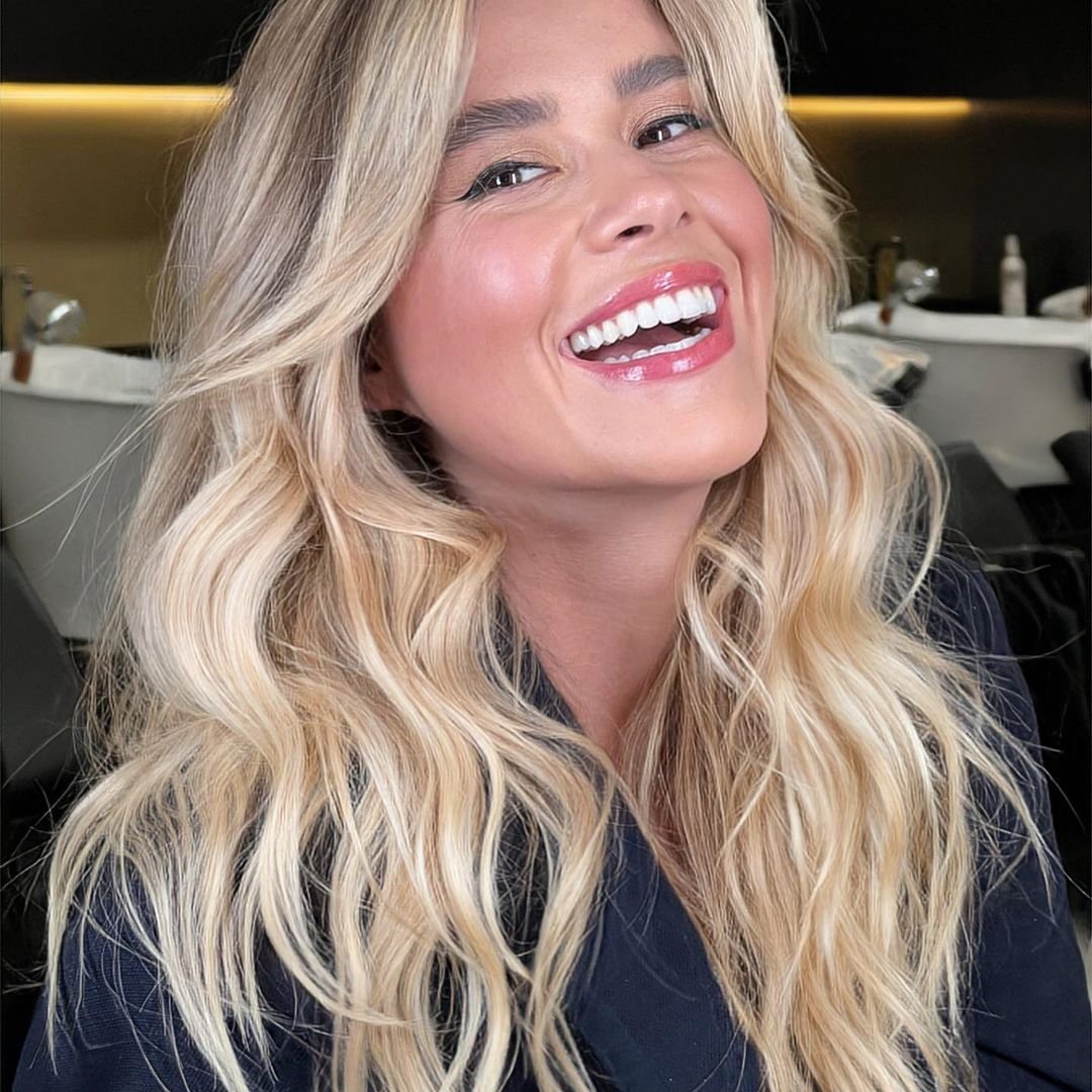 kobieta w blond włosach z grzywką curtain bangs
