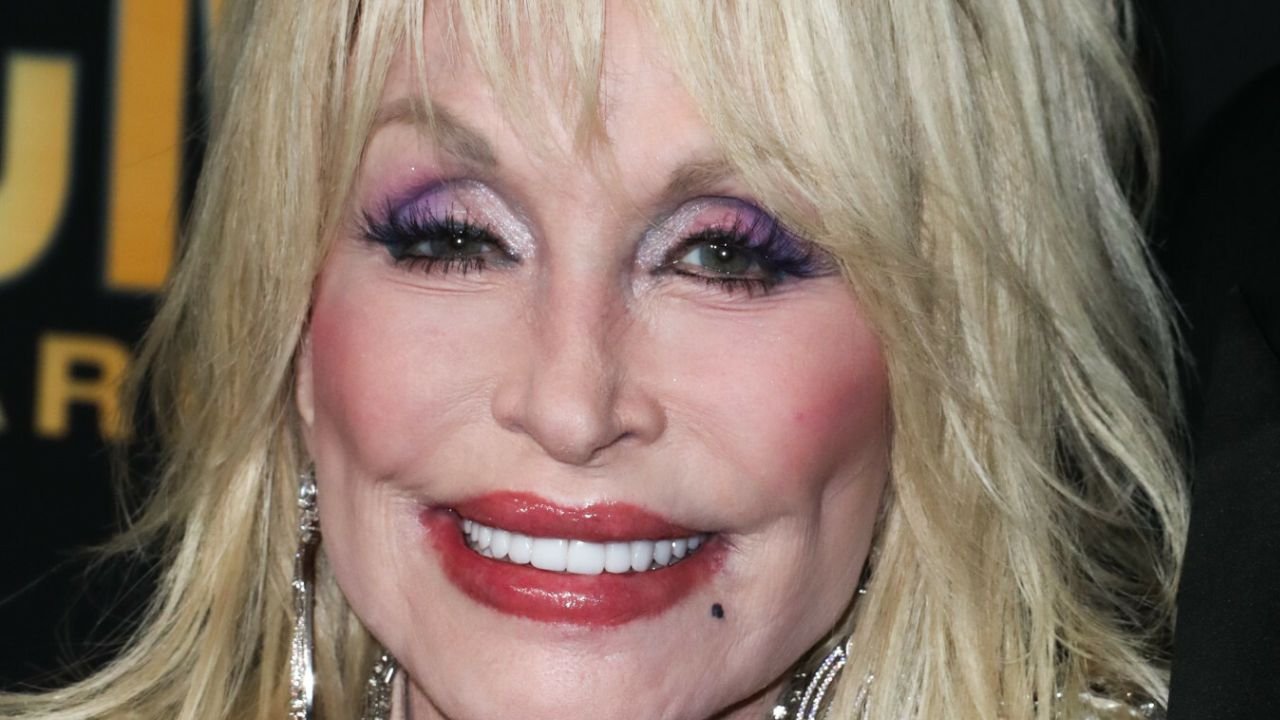 77-letnia Dolly Parton w kosmicznej kreacji z ogromnym dekoltem. Wow!