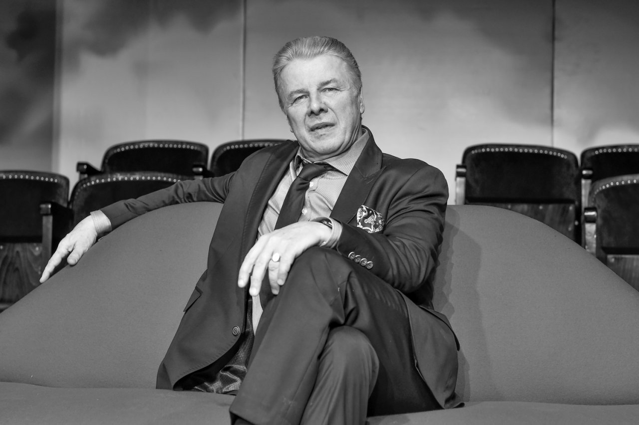 Emilian Kamiński w garniturze, czarno-białe zdjęcie