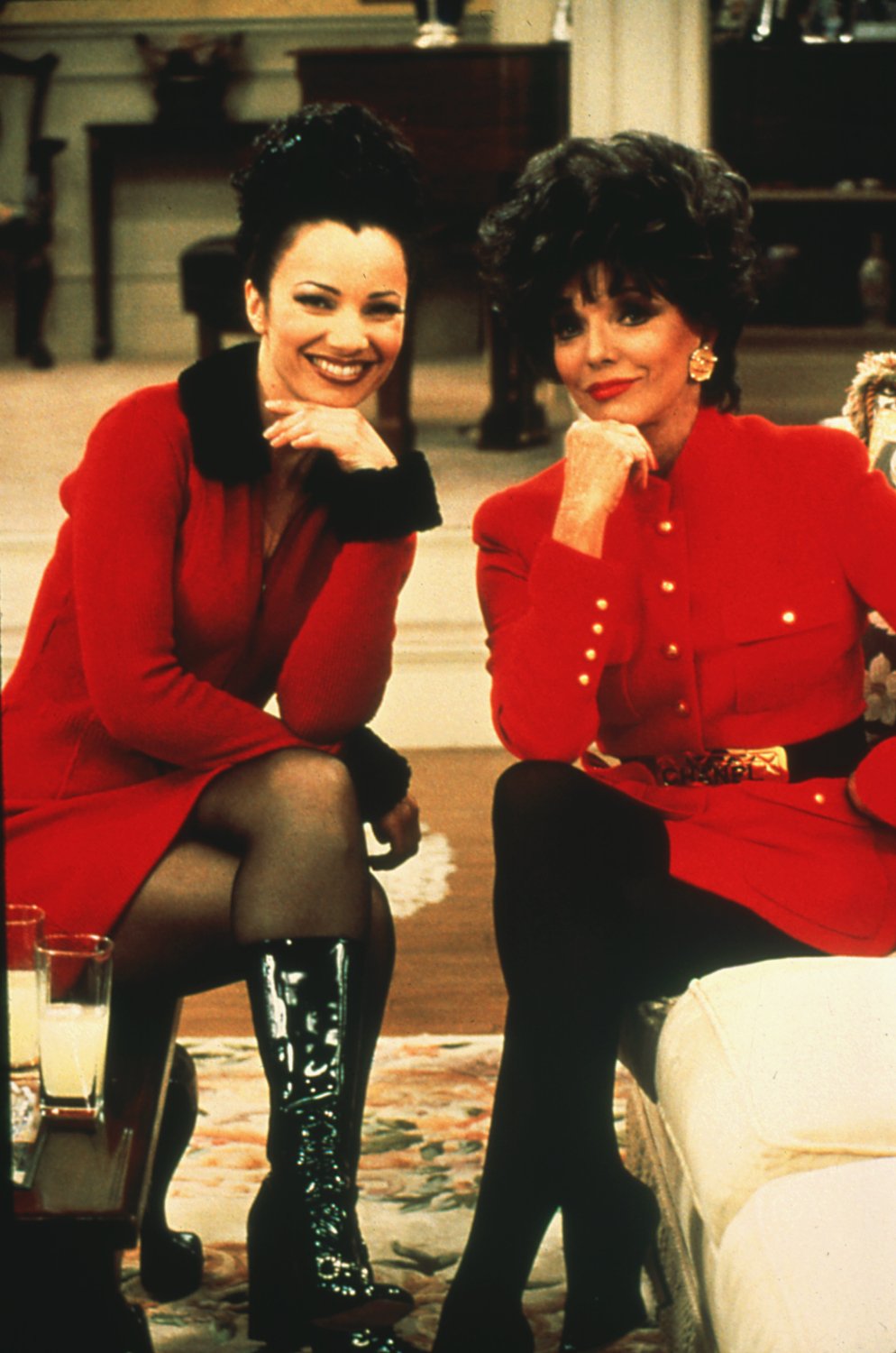 Fran Drescher i Joan Collins w czerwonych żakietach na planie "Pomocy domowej"