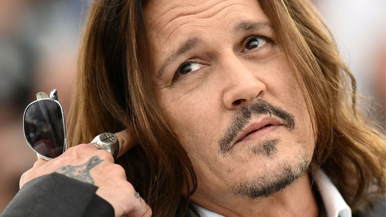 Johnny Depp uśmiecha się w Cannes. Fani aktora zniesmaczeni: "To obrzydliwe!"