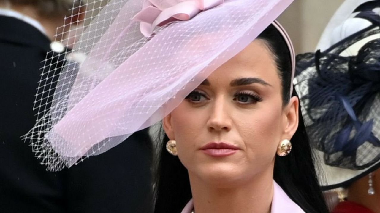 Katy Perry na koronacji Karola III. Wyglądała jak elegancka landrynka!