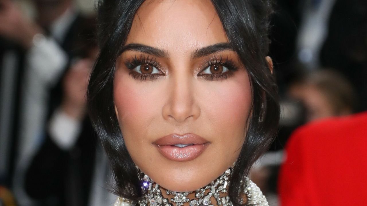 Met Gala 2023: Kim Kardashian biust zakryła TYLKO perłami! Kiedyś zapozowała tak dla "Playboya"