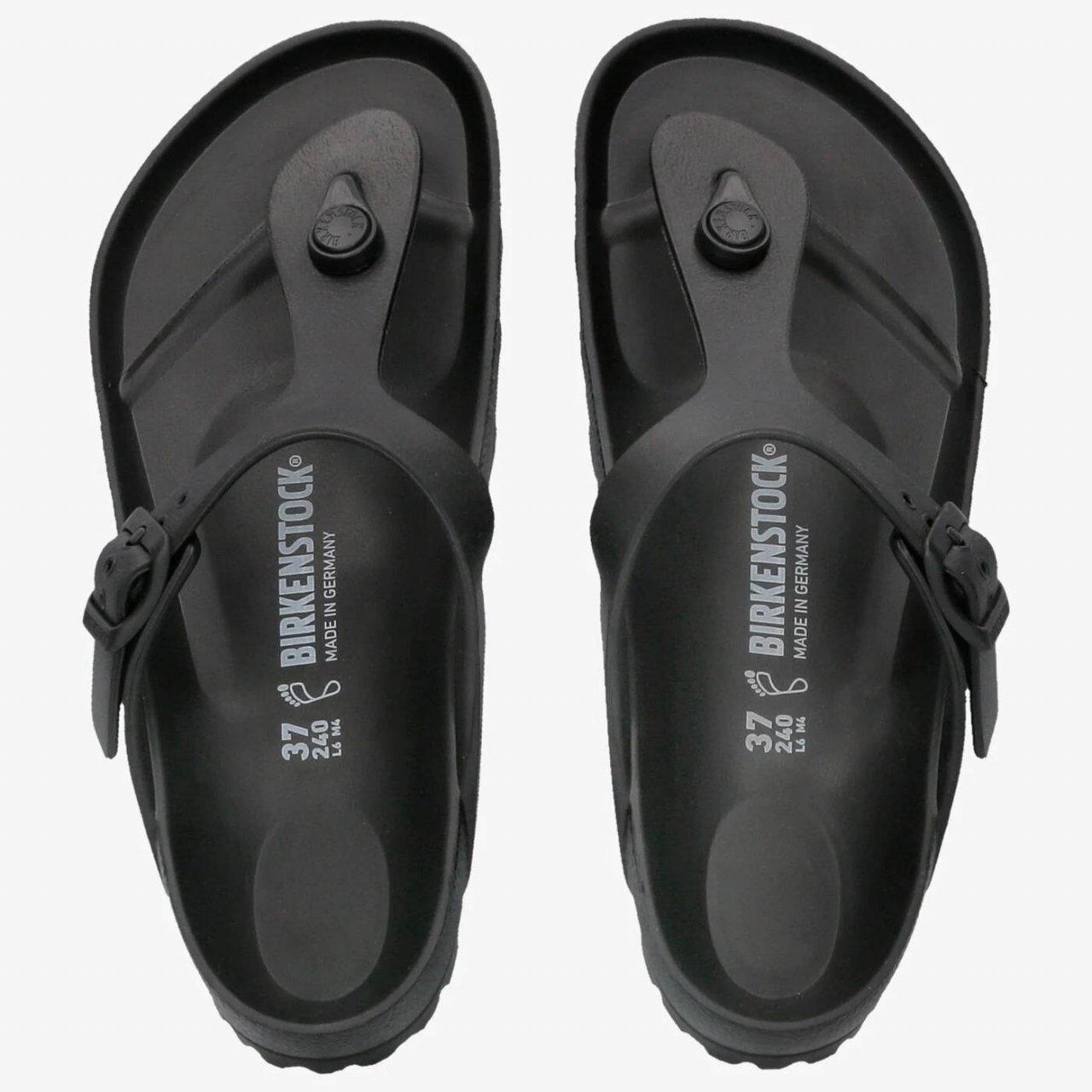 Czarne klapki birkenstock na białym tle