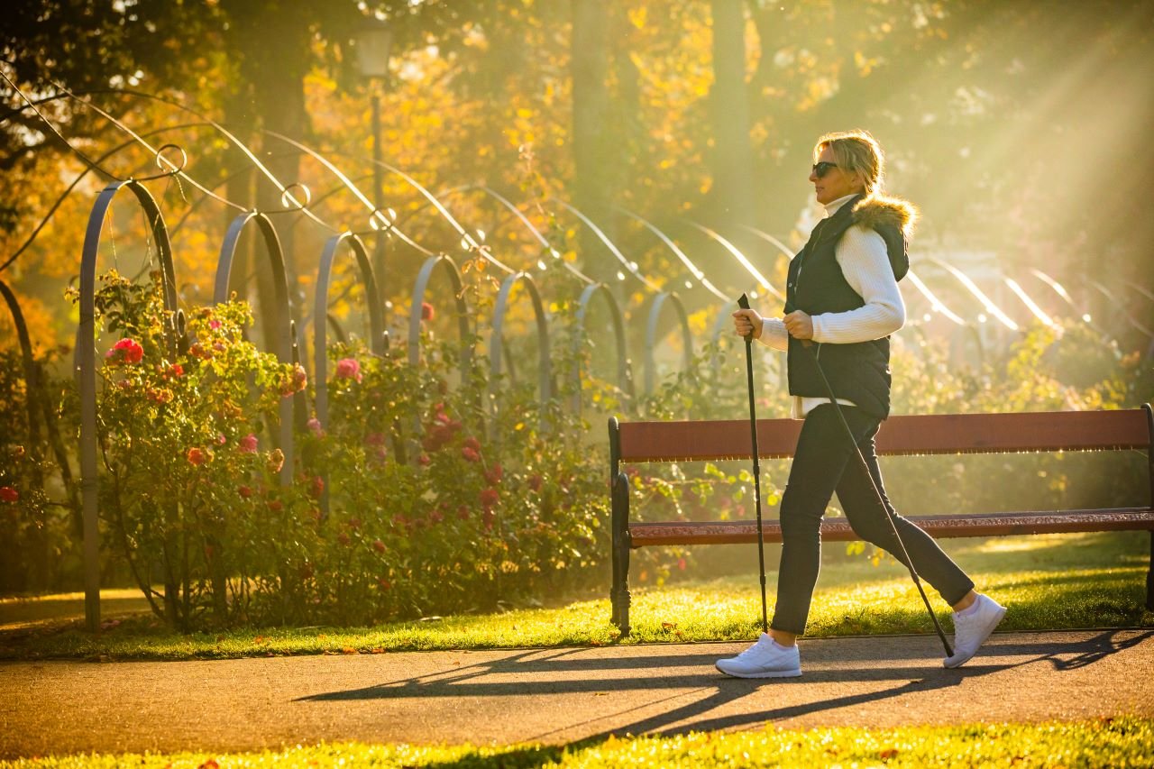 Poprawa kondycji na wiosnę mężczyzna w kamizelce uprawia jogging w parku