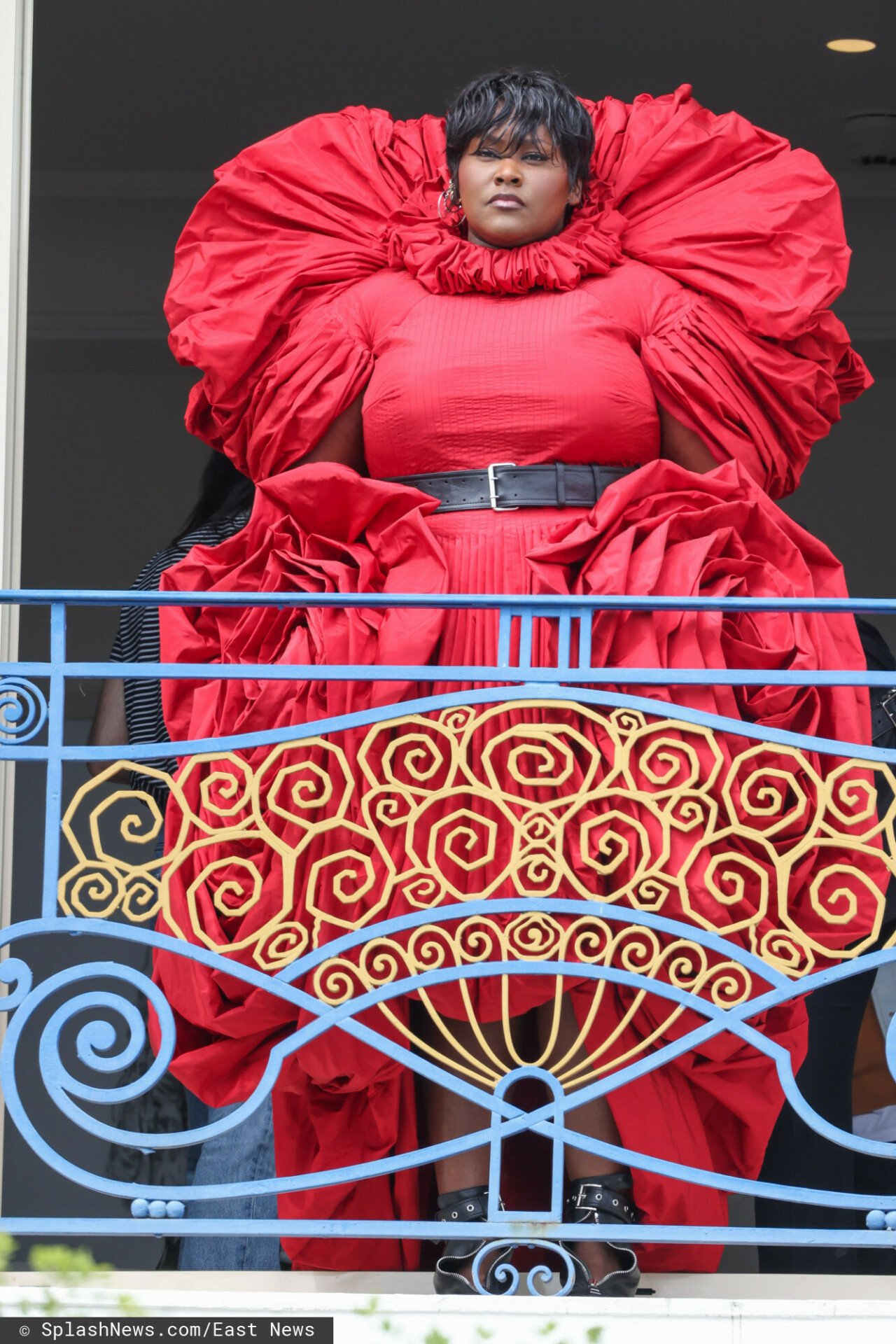 Yseult Onguenet w czerwonej kreacji na balkonie w Cannes