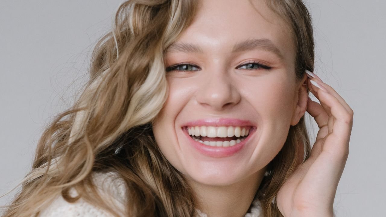 uśmiechnięta blondynka, zbliżenie na twarz