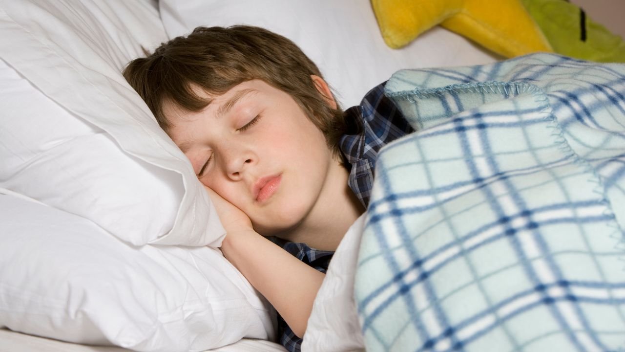 Спящие мальчики 12 лет. Спящий мальчик. Спящие мальчики. Кровать для мальчика.