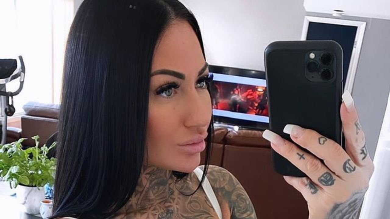 Dzięki swoim tatuażom, wyglądzie i... niebezpiecznej pasji jest jedną z najgorętszych kobiet Instagrama!