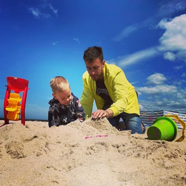 Łukasz Kuchta z synem na plaży