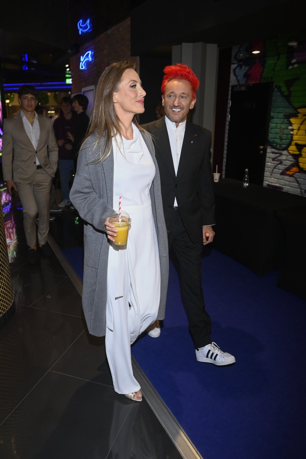 Pola Wiśniewska w białym dresie i Michał Wiśniewski w czarnym garniturze